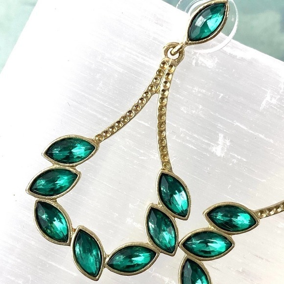 80s Vintage Green Marquise Pierced Drop Earrings - Picture 6 of 10